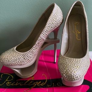 I honestly love these shoes! Privilege by JC Dossier Size 7, beige, 6 in heel